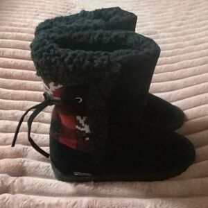 Muk Luk Woman’s boots, Size 7 NWT Water resistant, black with ebony red